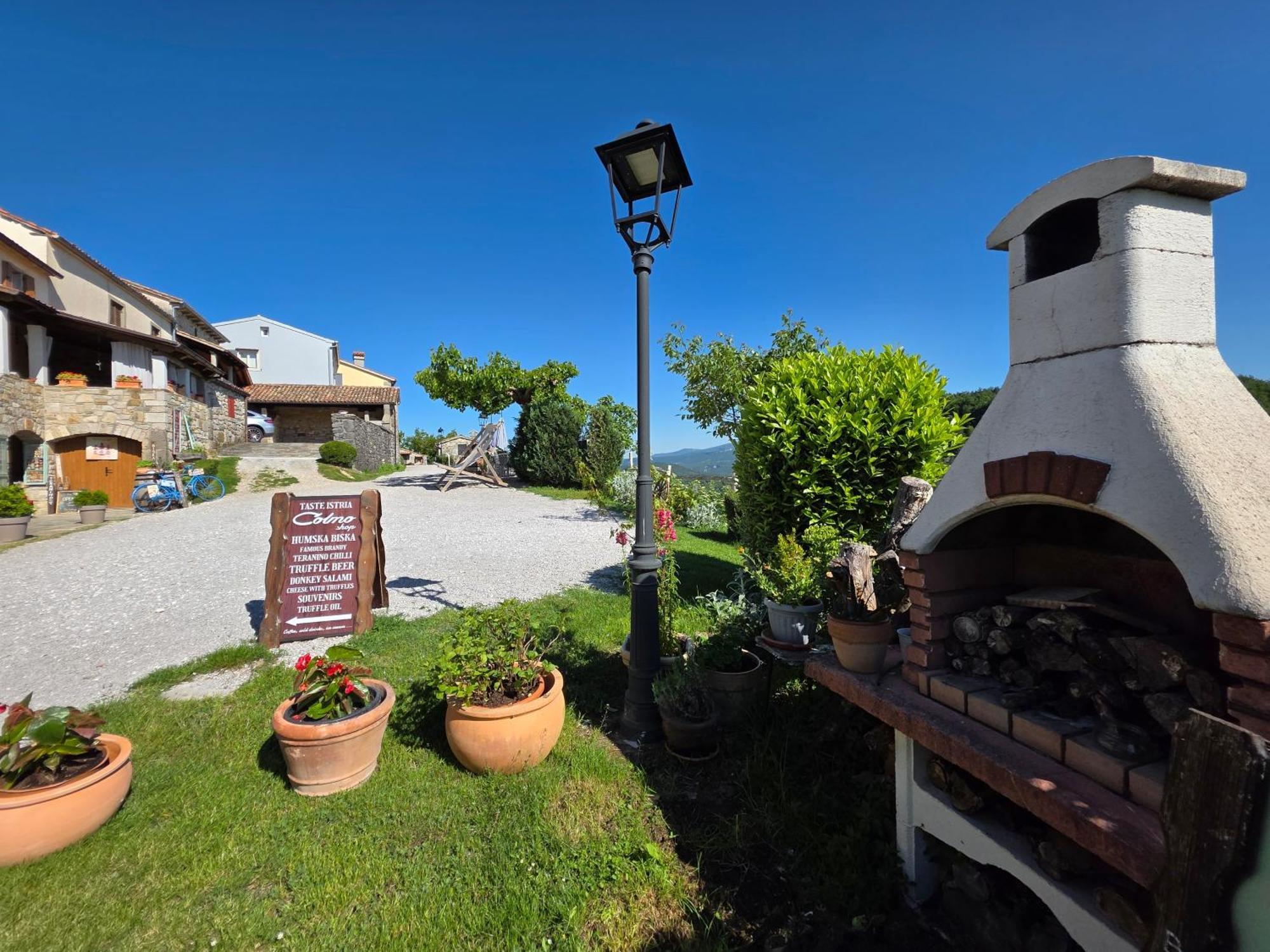 Apartment Hum-The Smallest Town In The World Екстериор снимка